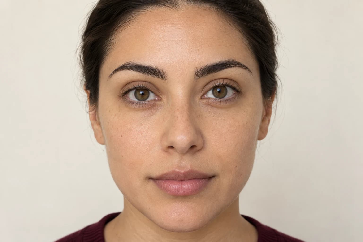Original portrait with natural lashes, visible eyes and even lighting, used as the reference for the lengthening mascara illustration